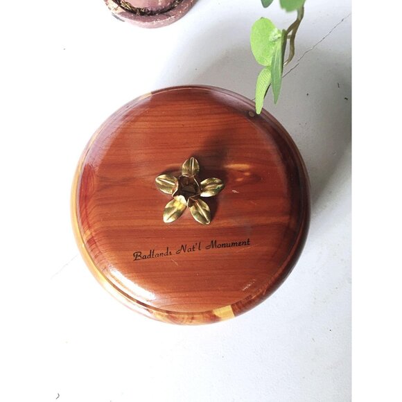 Handcrafted Cedar Wood Bowl With Brass Flower Lid From Badlands Natl Monument - Picture 10 of 11